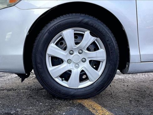 Used 2010 Toyota Camry LE image 10