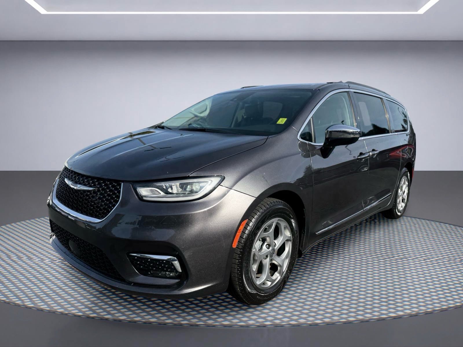 Used 2023 Chrysler Pacifica Limited FWD image 2