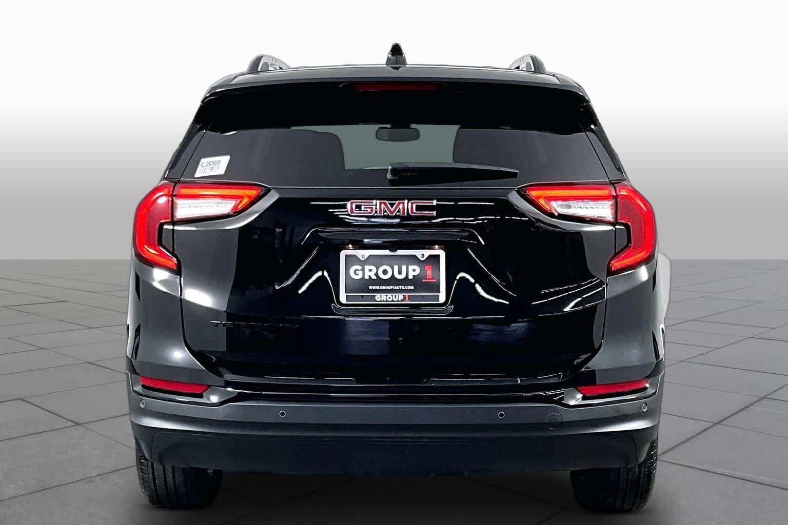 Used 2024 GMC Terrain SLE w/ Driver Convenience Package FWD image 5