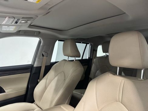 Used 2023 Toyota Highlander L image 23