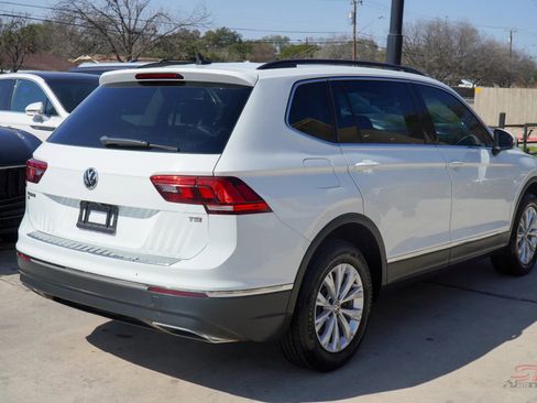 Used 2018 Volkswagen Tiguan SE w/ Panoramic Sunroof Package image 6