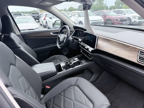 Used 2024 Volkswagen Atlas SE w/ Black Wheel Package FWD image 12