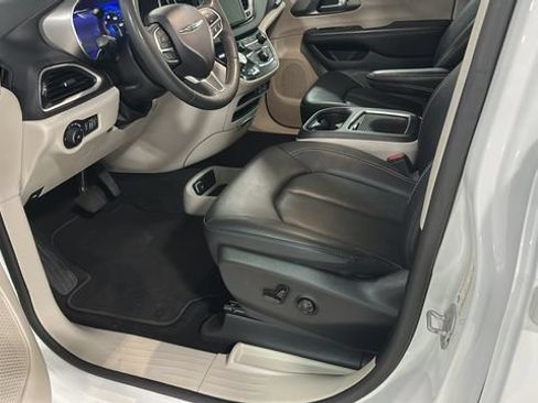 Used 2024 Chrysler Pacifica Touring-L FWD image 7