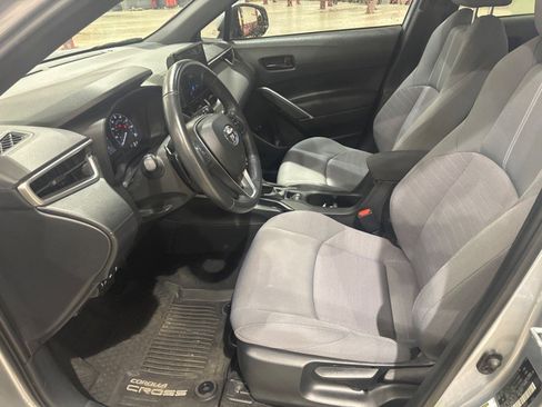 Used 2024 Toyota Corolla Cross SE image 3