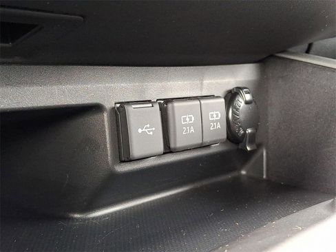 Used 2021 Toyota Highlander LE image 25