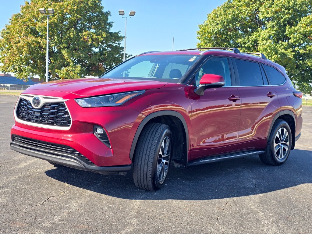 Used 2024 Toyota Highlander XLE AWD/4WD image 12