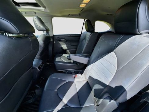 Used 2023 Toyota Highlander XLE AWD/4WD image 20