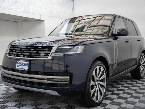 Used 2025 Land Rover Range Rover SE AWD/4WD image 3