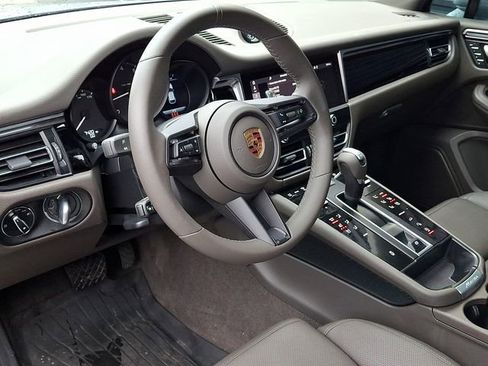 Certified 2023 Porsche Macan image 4