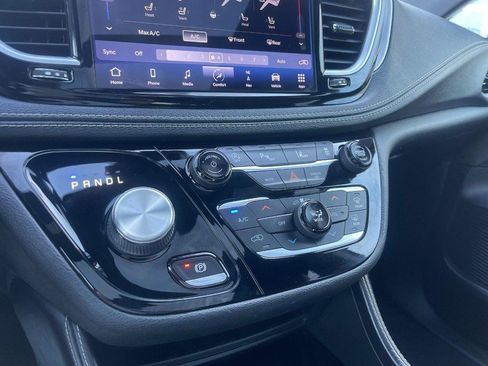 Used 2021 Chrysler Pacifica Limited w/ S Appearance Package AWD/4WD image 29