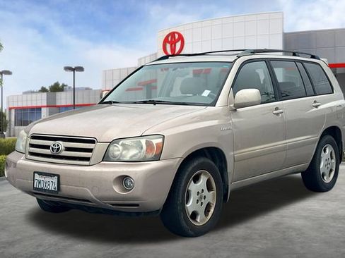 Used 2005 Toyota Highlander 2WD V6 w/ 3rd Row image 2