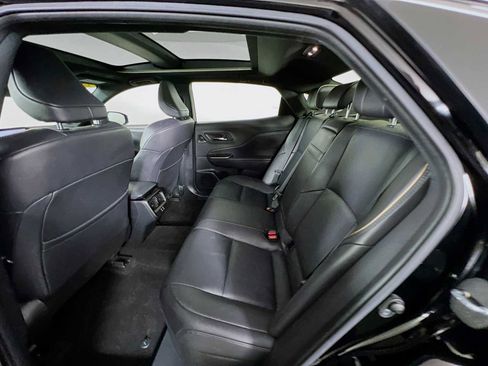 Used 2023 Toyota Crown Limited image 26