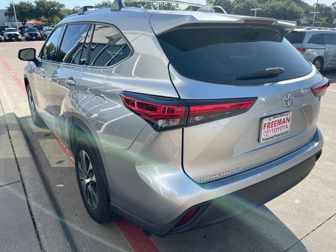 Used 2021 Toyota Highlander XLE FWD image 7
