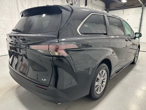 Used 2025 Toyota Sienna LE image 7