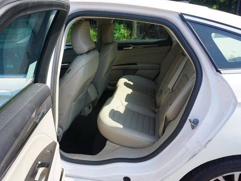 Used 2017 Ford Fusion SE FWD image 13
