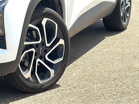 Used 2025 Chevrolet Trax RS w/ Driver Confidence Package FWD image 3