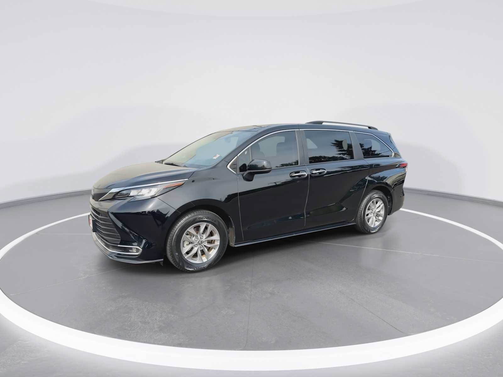 Certified 2022 Toyota Sienna XLE w/ XLE Plus Package FWD image 4