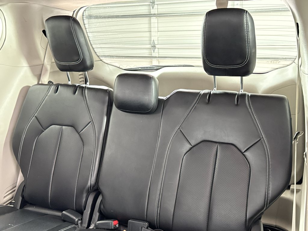 Used 2023 Chrysler Pacifica Touring-L FWD image 12