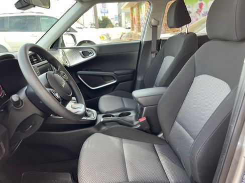Used 2025 Kia Soul LX w/ LX Technology Package image 24