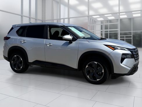 Used 2025 Nissan Rogue SV AWD/4WD image 8