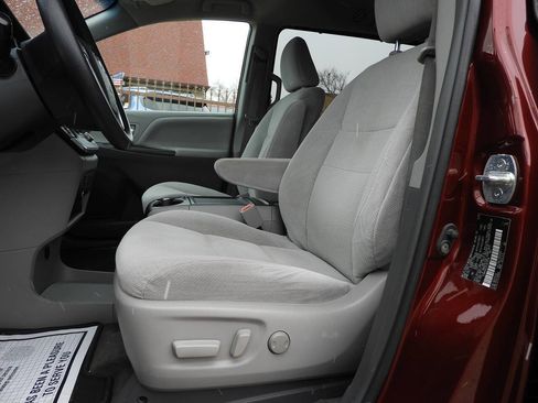 Used 2015 Toyota Sienna LE image 15