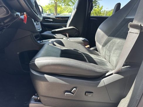 Used 2018 Dodge Grand Caravan SXT w/ Blacktop Package FWD image 10