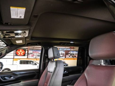 Used 2022 GMC Yukon XL SLT w/ SLT Premium Package image 6