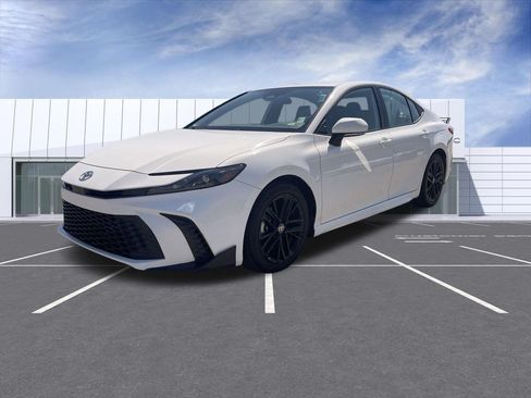 Used 2025 Toyota Camry SE FWD image 4