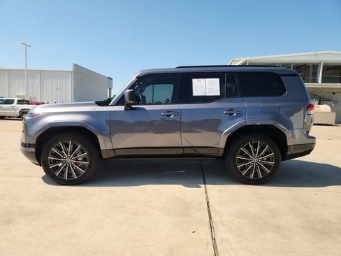 Used 2025 Lexus GX 550 w/ Cold Area Package AWD/4WD image 4