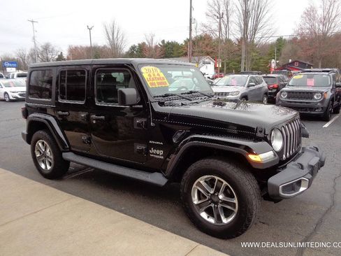 Used 2018 Jeep Wrangler Unlimited Sahara AWD/4WD image 2