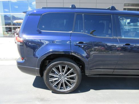 Used 2026 Lexus GX 550 w/ Cold Area Package AWD/4WD image 10