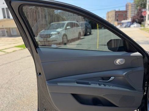Used 2021 Hyundai Elantra SE FWD image 11