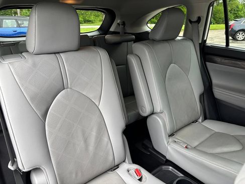 Used 2020 Toyota Highlander Platinum AWD/4WD image 32