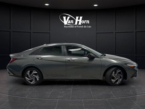 Used 2025 Hyundai Elantra SEL image 2