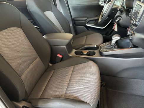 Used 2025 Kia Soul LX w/ LX Technology Package FWD image 34