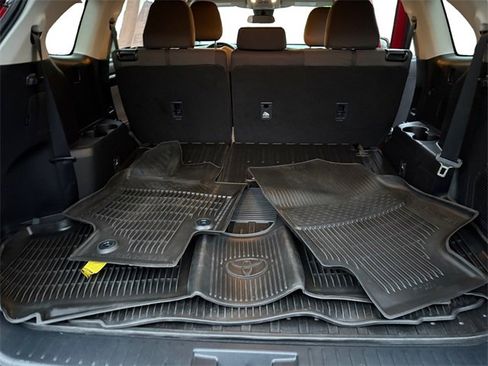 Used 2022 Toyota Highlander LE image 12