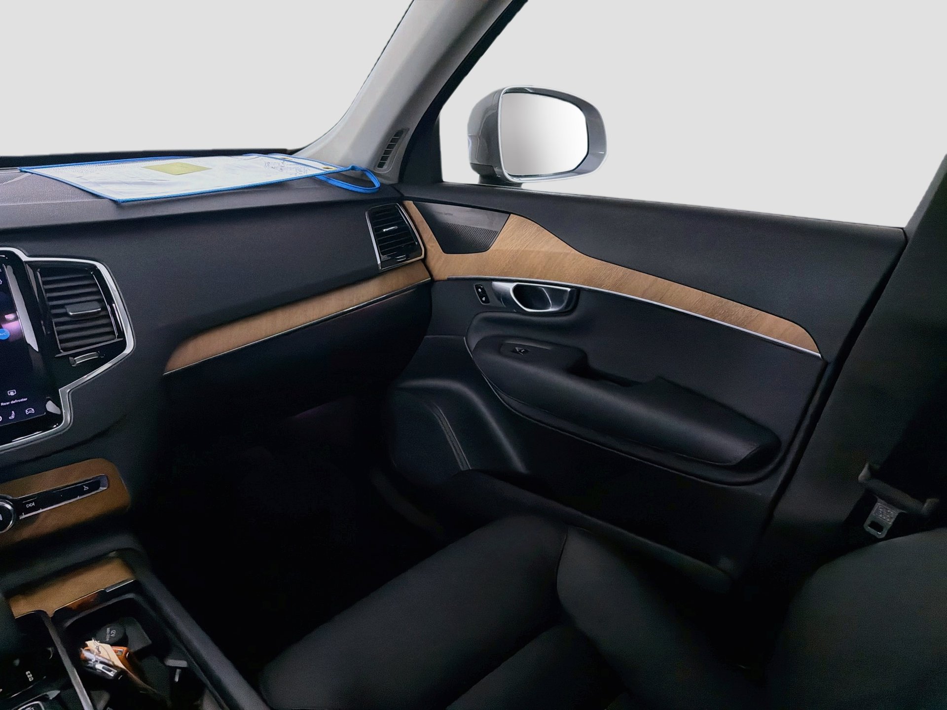 Certified 2024 Volvo XC90 T8 Plus AWD/4WD image 25