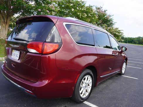 Used 2020 Chrysler Pacifica Touring-L FWD image 7