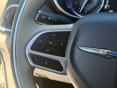 Used 2017 Chrysler Pacifica Limited image 16