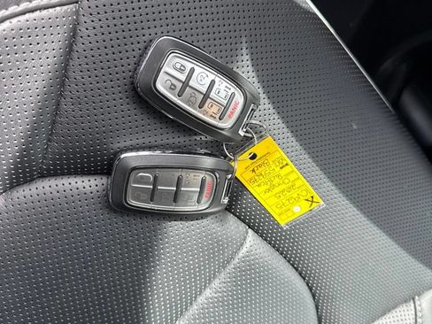 Used 2025 Chrysler Pacifica Limited FWD image 7