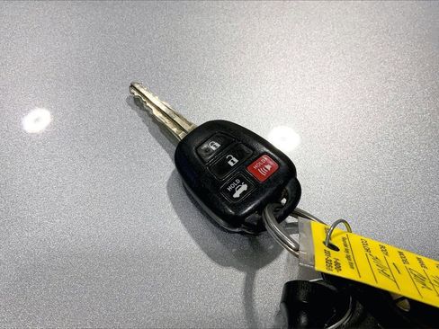 Used 2016 Toyota Camry LE image 11