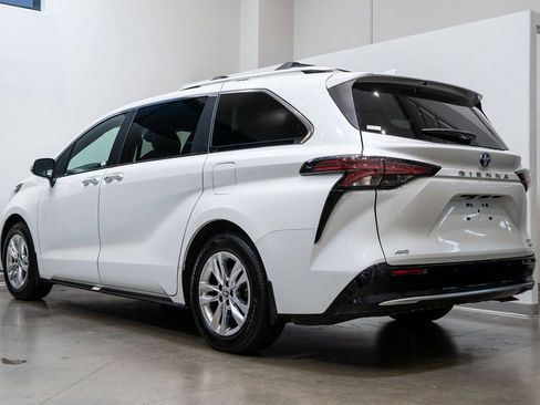 Used 2022 Toyota Sienna Limited image 4