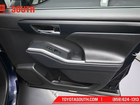 Used 2024 Toyota Highlander XLE AWD/4WD image 37