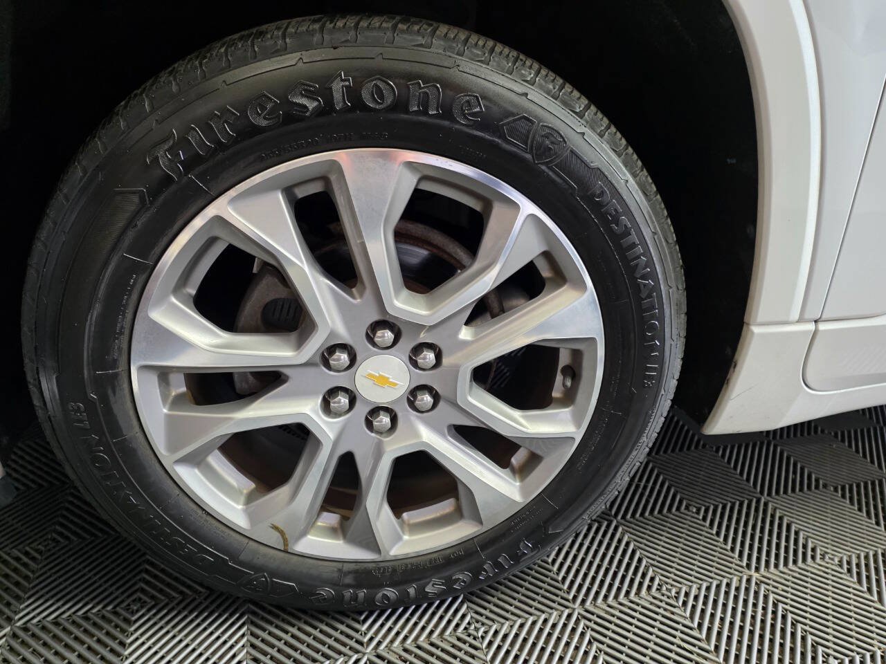 Used 2018 Chevrolet Traverse Premier w/ Driver Confidence II Package FWD image 40
