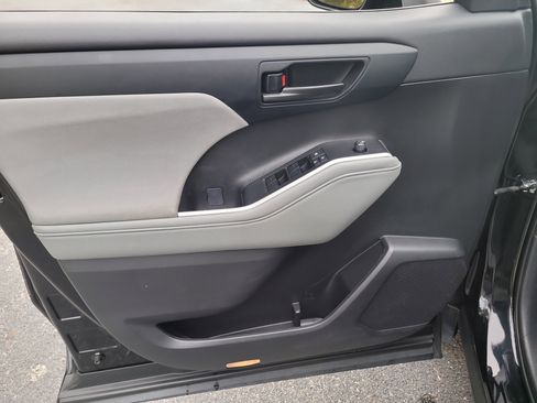 Used 2023 Toyota Highlander L image 18