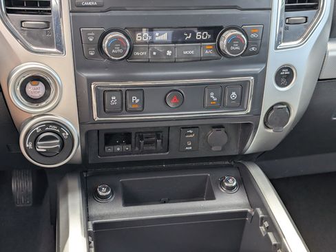 Used 2017 Nissan Titan PRO-4X w/ Pro-4x Convenience Package AWD/4WD image 27