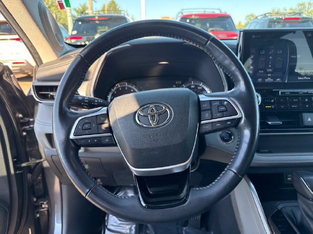 Used 2022 Toyota Highlander Platinum AWD/4WD image 17