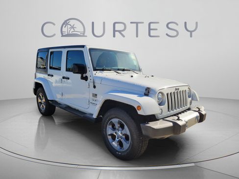 Used 2018 Jeep Wrangler Unlimited Sahara AWD/4WD image 4