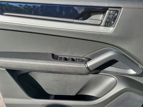 Used 2025 Porsche Cayenne image 18