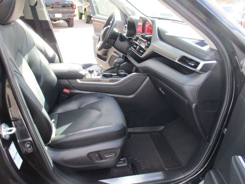 Used 2022 Toyota Highlander Platinum image 18